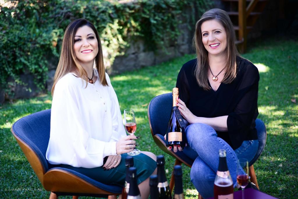 A enóloga Juciane Casagrande Doro e a sommelier Andreia Gentilini Milan são as fundadoras e proprietárias da Amitié, vinícola da Serra Gaúcha. A enóloga Juciane Casagrande Doro e a sommelier Andreia Gentilini Milan são as fundadoras e proprietárias da Amitié, vinícola da Serra Gaúcha.