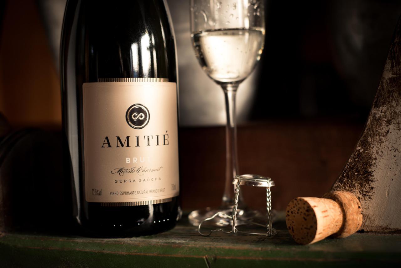 A Amitié é uma vinícola nova, mas já carimbou sua marca entre os espumantes nacionais e agora se firma também na produção de vinhos. A Amitié é uma vinícola nova, mas já carimbou sua marca entre os espumantes nacionais e agora se firma também na produção de vinhos.