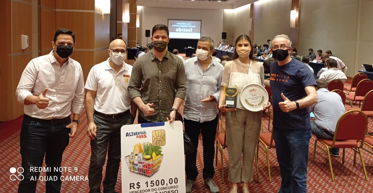 Daniel Massara (ao centro) e Tamyres Moro Abib, do restaurante Tomilho, com representantes da Abrasel Paraná e da Gold Food Service durante a premiação. Daniel Massara (ao centro) e Tamyres Moro Abib, do restaurante Tomilho, com representantes da Abrasel Paraná e da Gold Food Service durante a premiação.