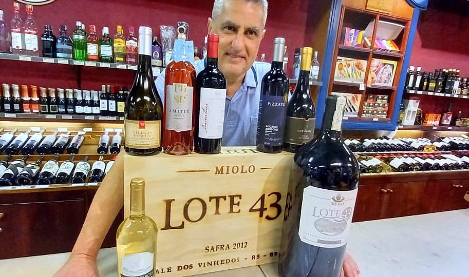 Tradicional loja de vinhos muda o foco e prioriza os lançamentos brasileiros Carlos Feliz e alguns dos vinhos nacionais à venda na Adega Boulevard. São mais de 200 rótulos e o número continua crescendo.