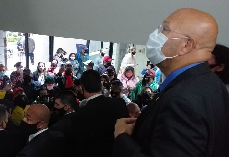 Servidores da educação invadiram o hall da Alep