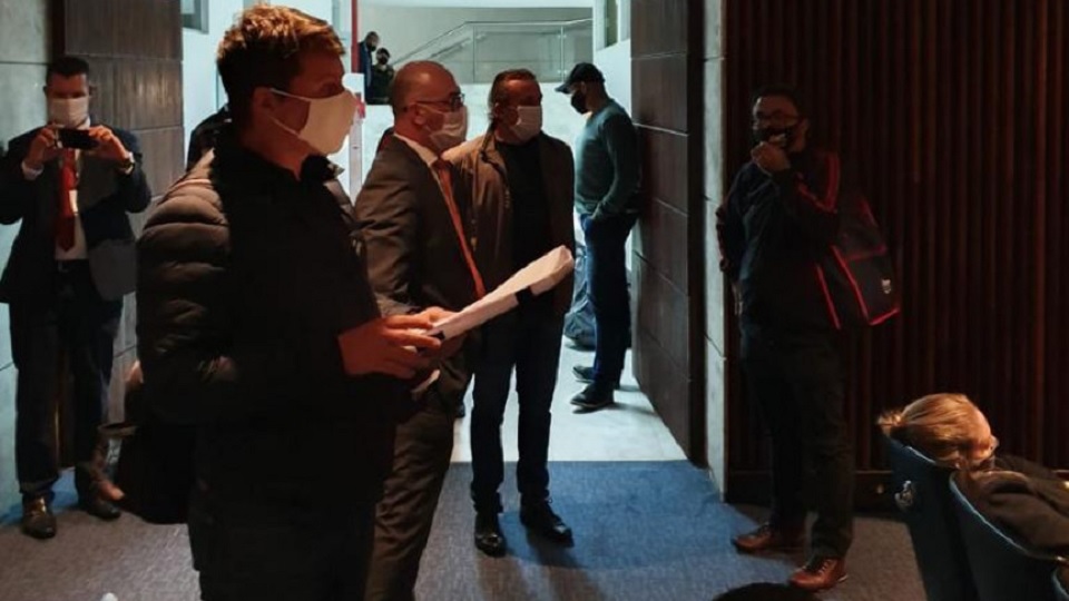 Oficial de Justiça notifica manifestantes de decisão de que determina desocupação do prédio da Alep