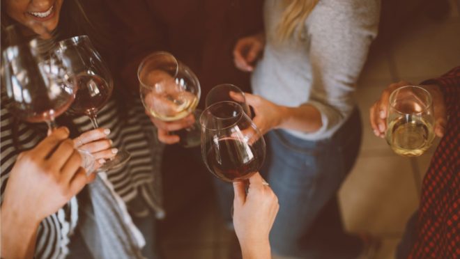 Mulheres estão bebendo mais do que seis anos atrás, diz IBGE